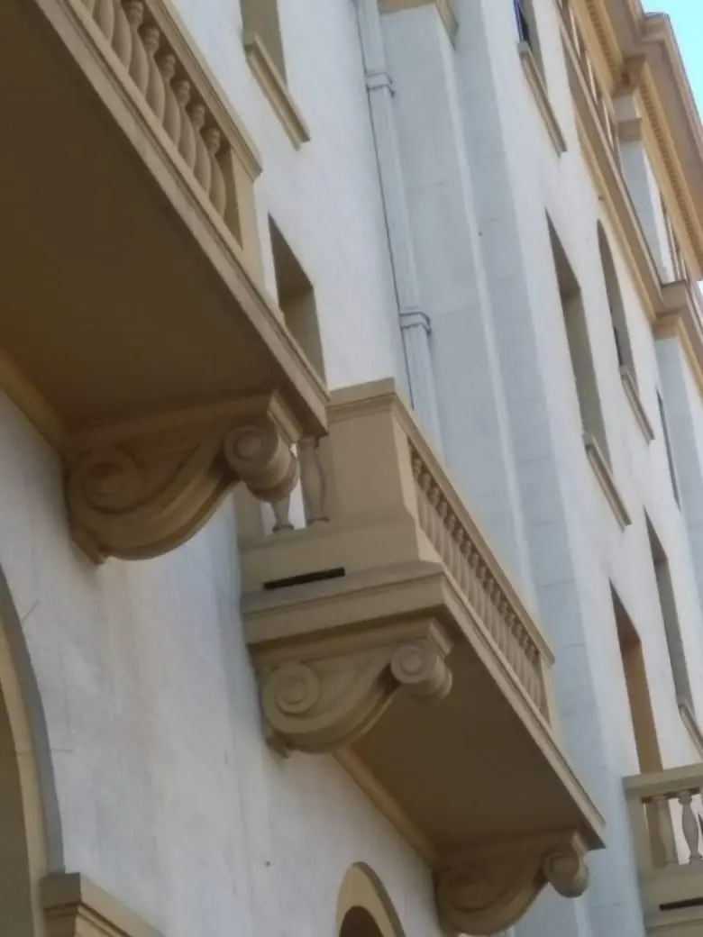 Balcón con ménsulas y cornisas de fachada en poliestireno revestido