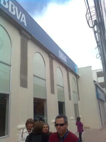 Fachada BBVA en Santiago con pilastras y cornisas neoclásicas