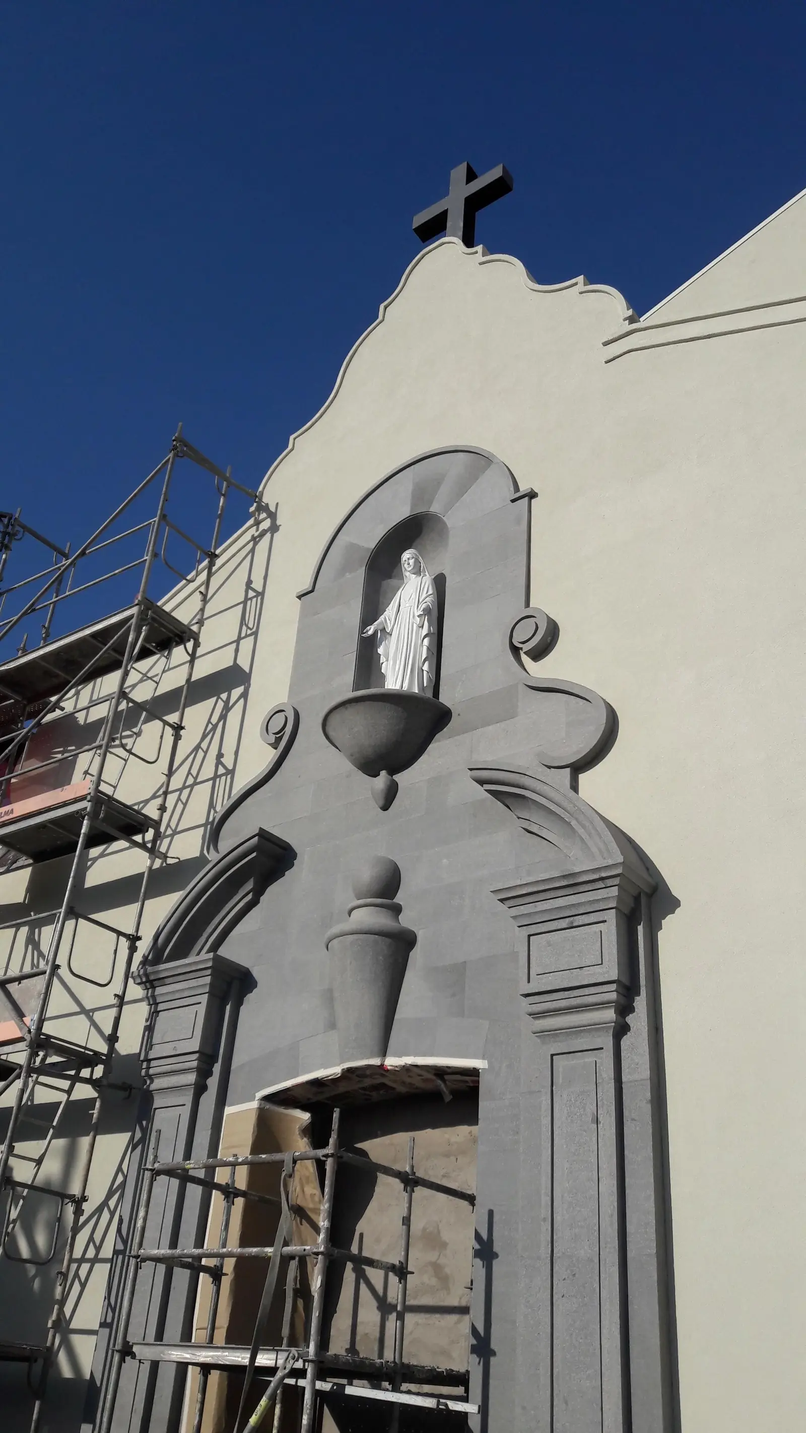 Capilla con frontón y nicho en restauración de fachada, molduras replicadas por Arquipol