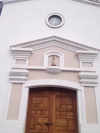 Capilla San Rafael con frontón y marcos restaurados