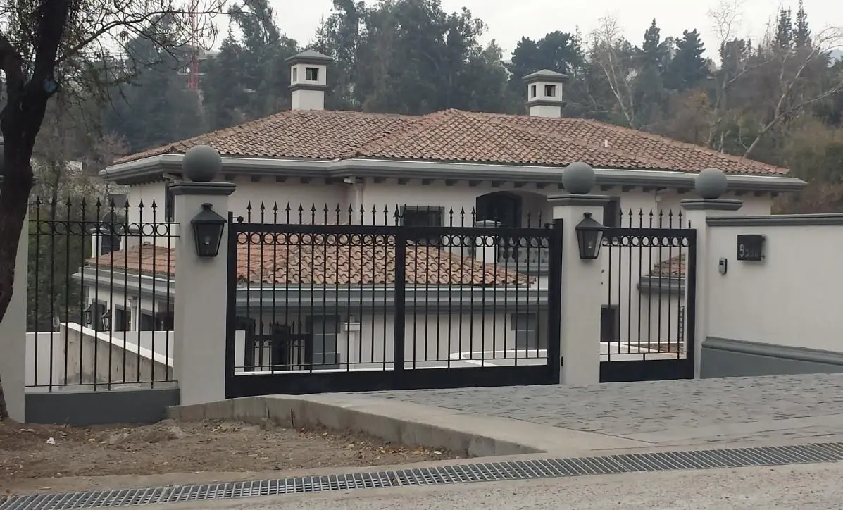 Casa clásica con portón, ornamentos y pilastras