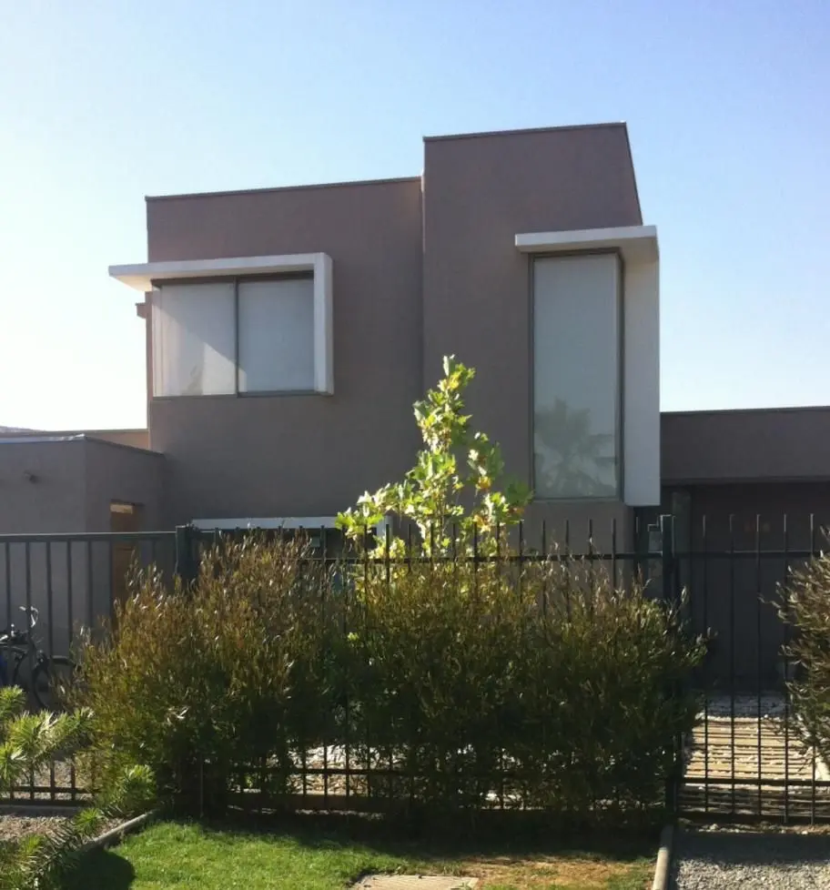 Casa contemporánea con marquesinas y marcos de ventana en EIFS