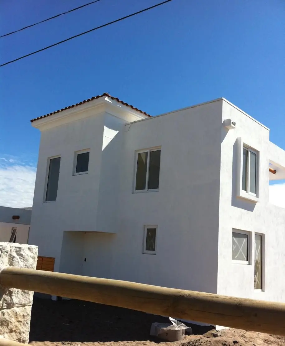 Casa costera en La Serena con cornisas y marcos