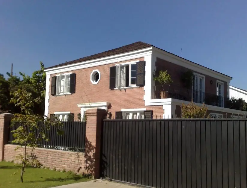 Casa estilo inglés con molduras de coronación