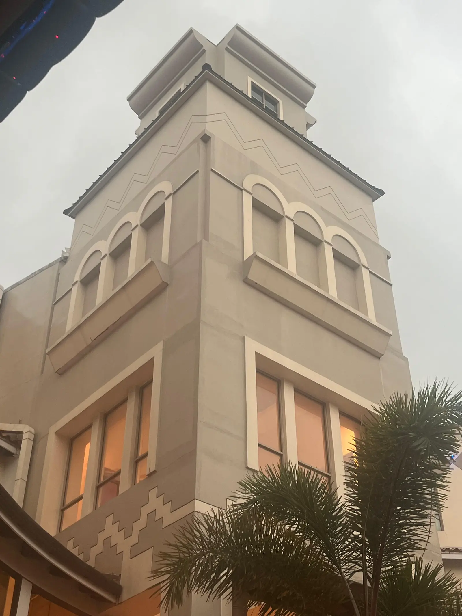 Casa con torre mirador, arcos y molduras de fachada fabricadas por Arquipol