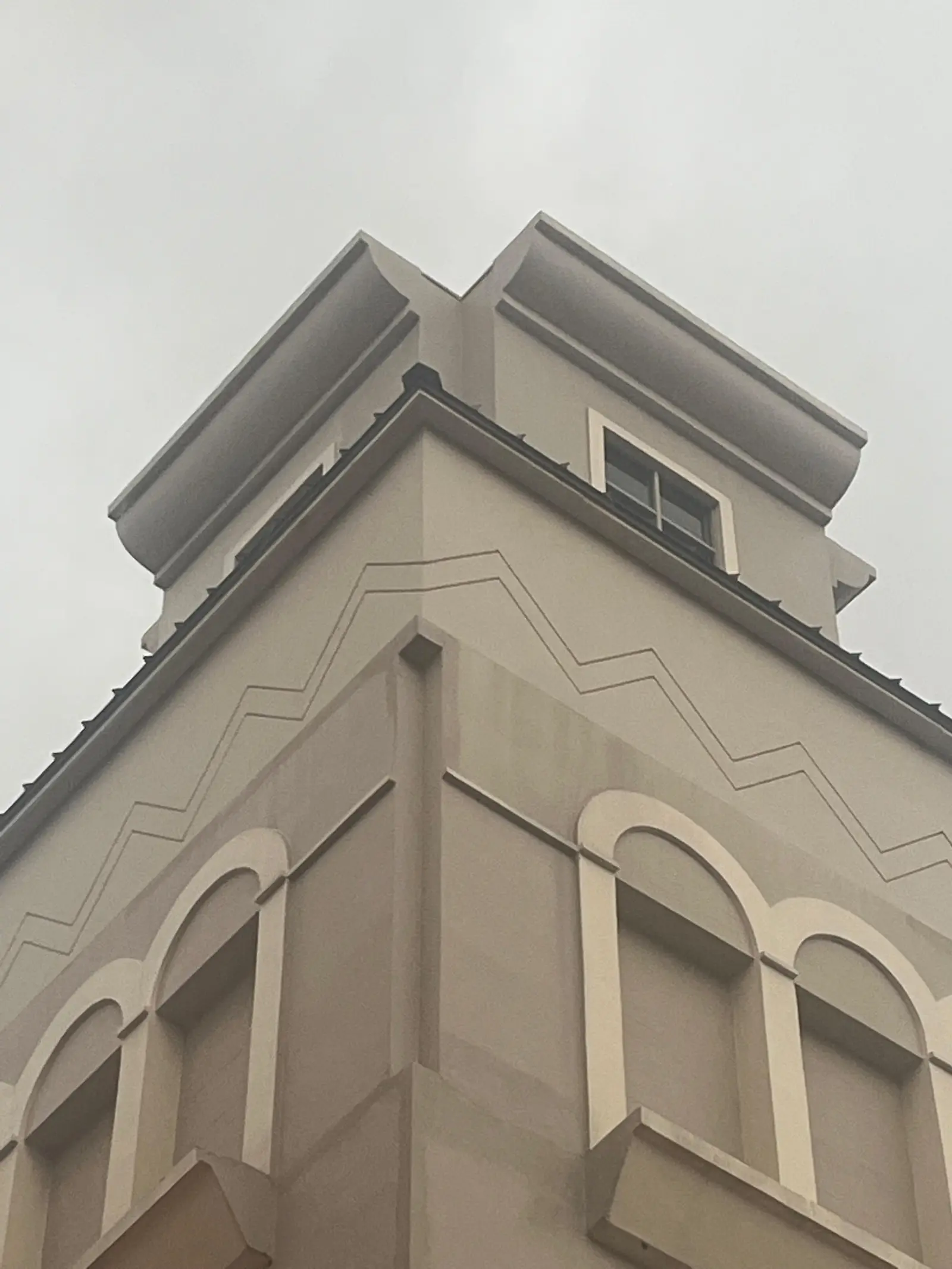 Detalle de arcos y cornisas de la torre mirador