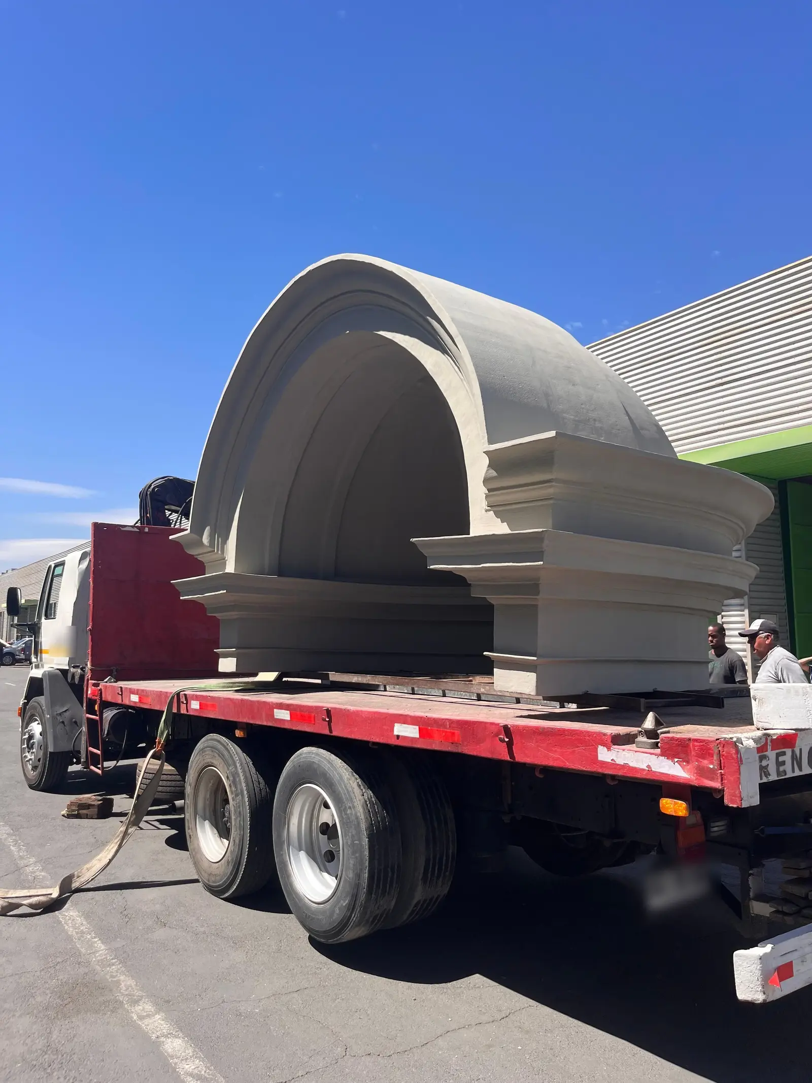 Cúpula de la Catedral de Rancagua cargada en camión, lista para entregar en obra