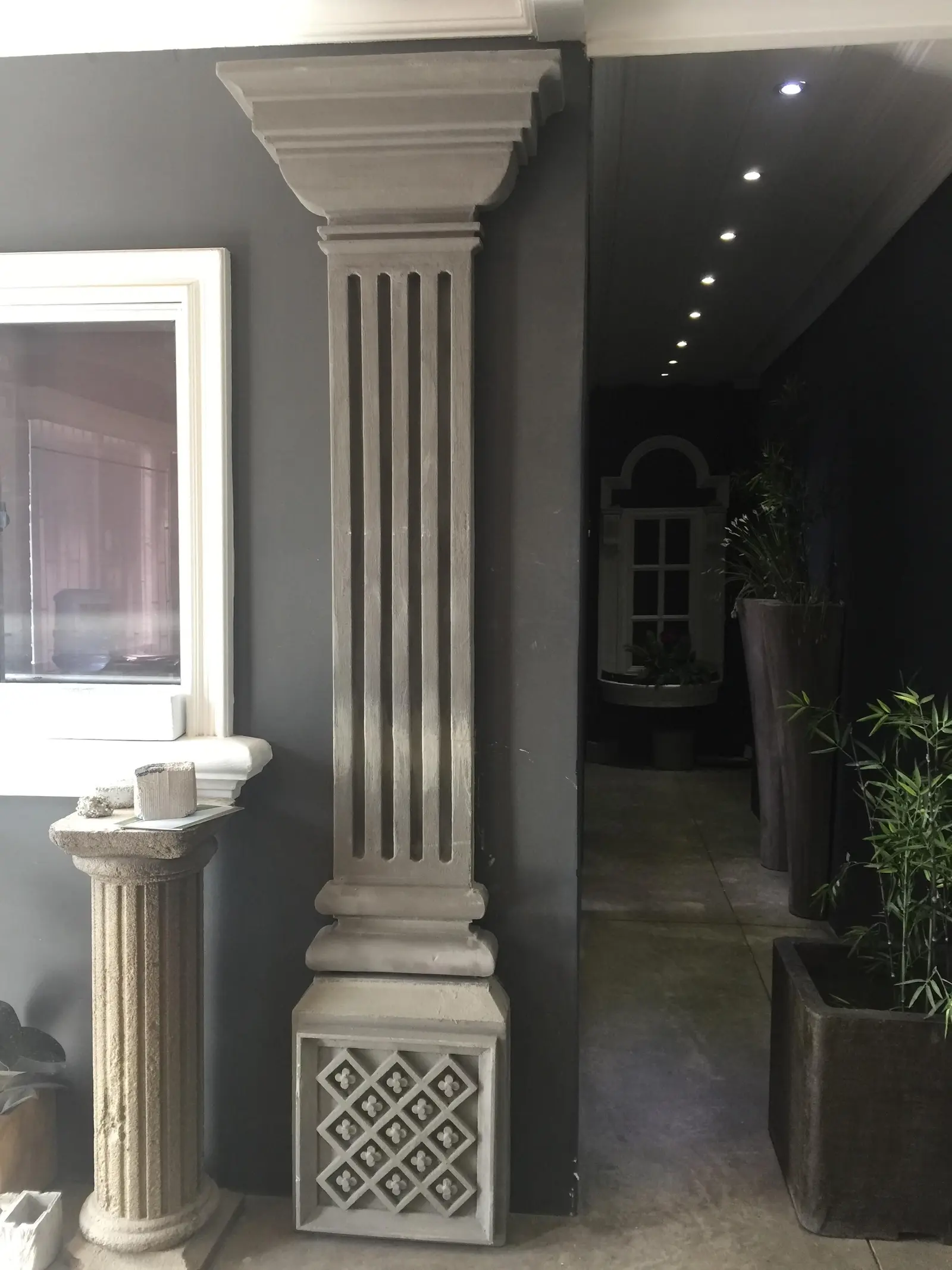 Pilastra y columna interiores con capitel y base