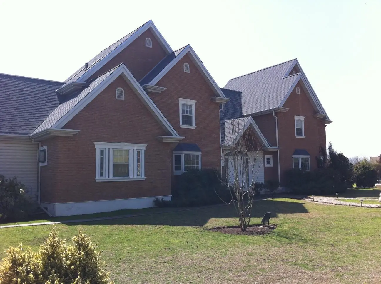 Condominio colonial con molduras de gable y buhardilla