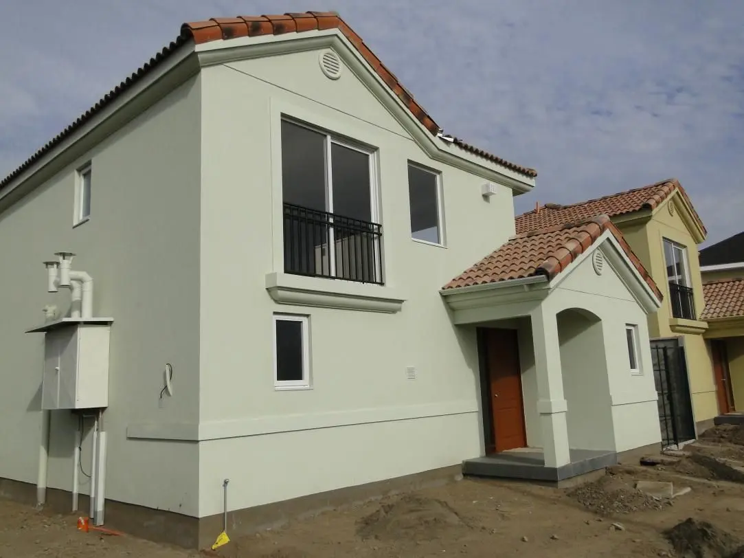 Conjunto de casas en La Serena con friso y cornisa continua