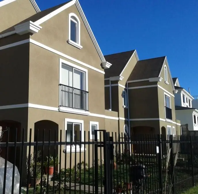 Conjunto residencial con frisos y arcos de acceso