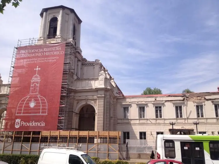 Iglesia Divina Providencia, Providencia, con arcos y cornisas restaurados