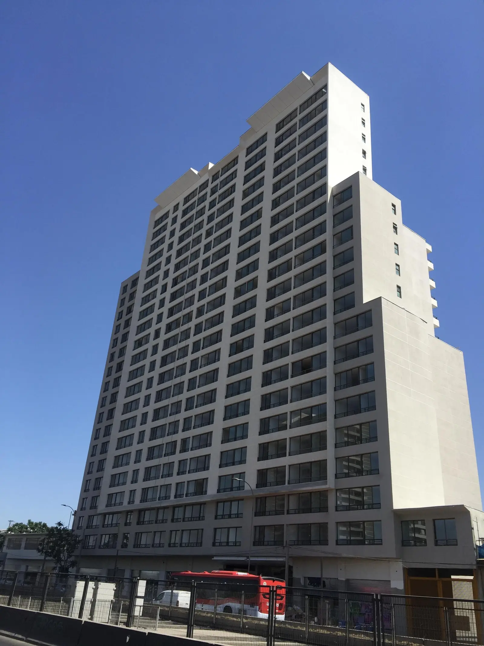 Edificio residencial en altura con cornisas de coronación en EIFS