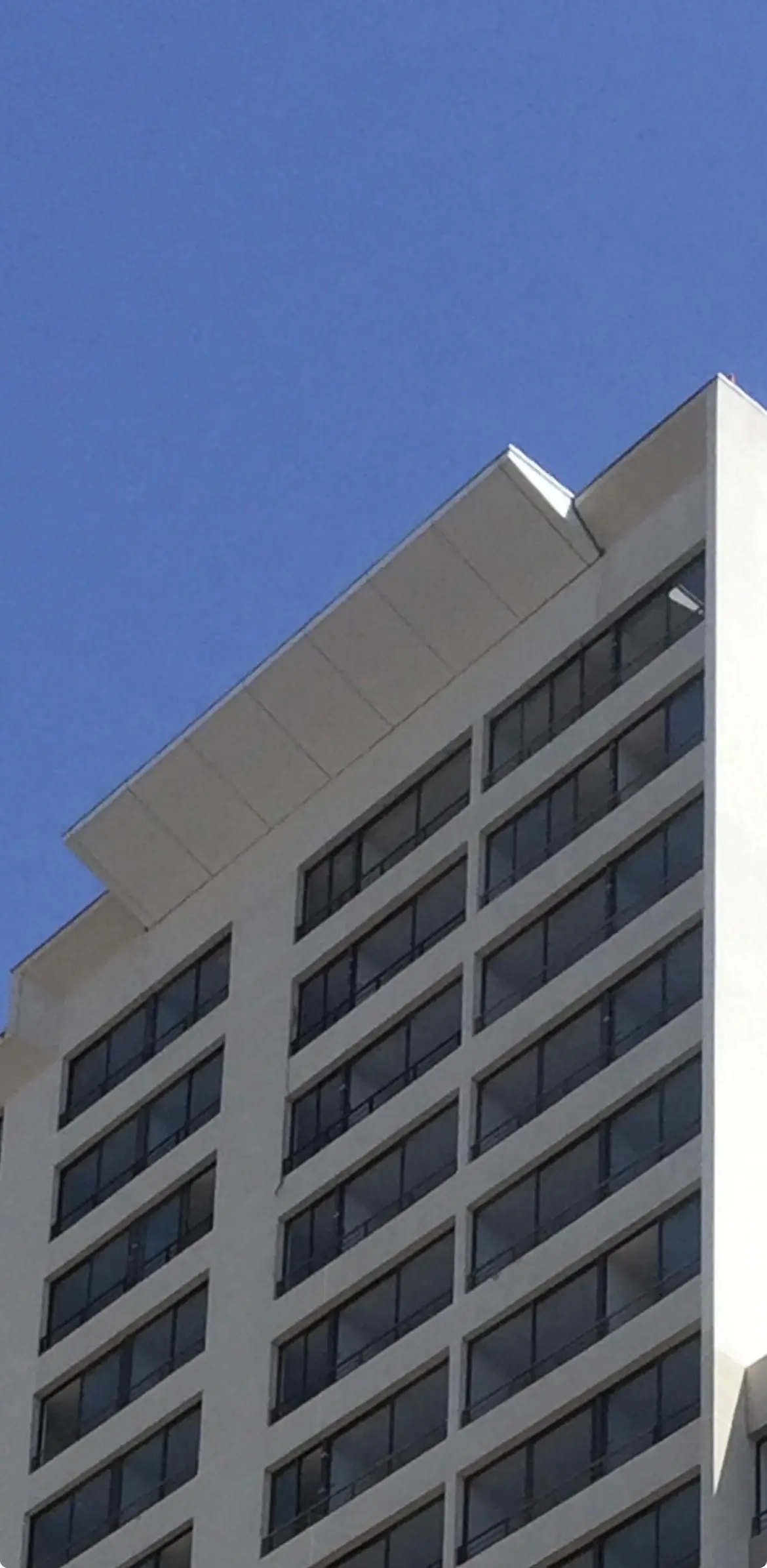 Detalle de la cornisa de coronación de un edificio residencial