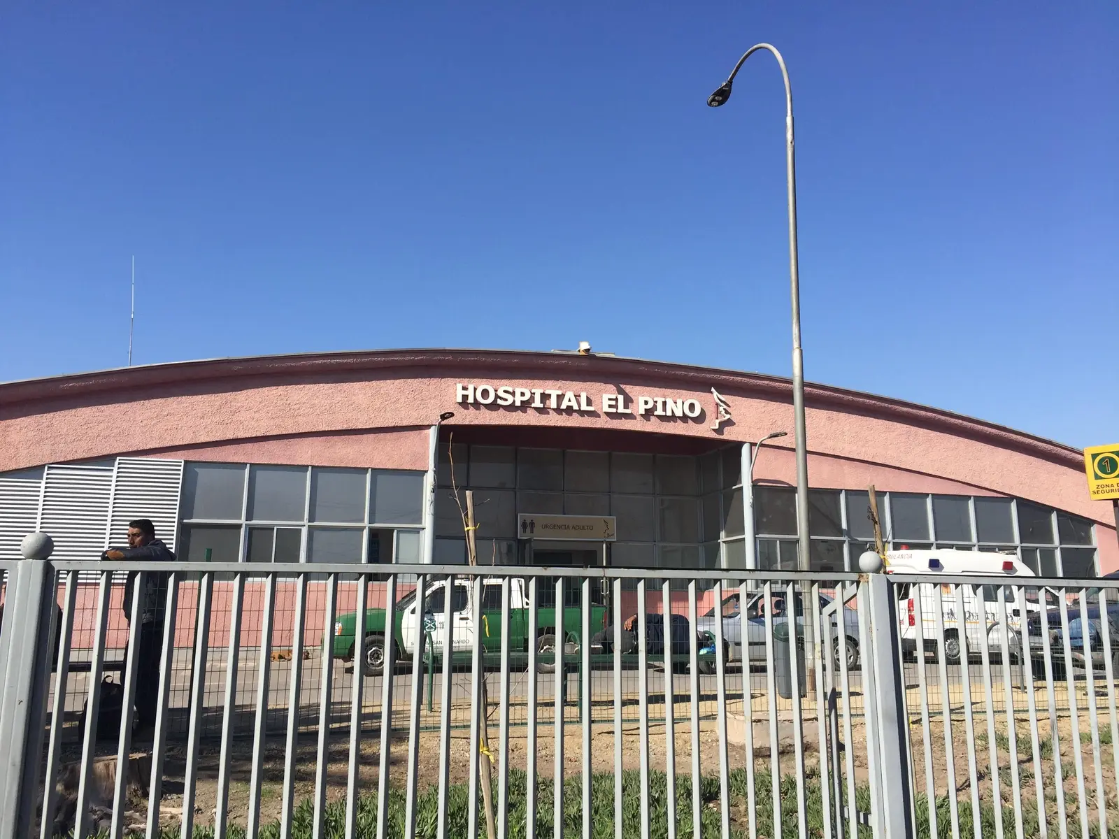 Hospital El Pino, San Bernardo: molduras y remates de fachada