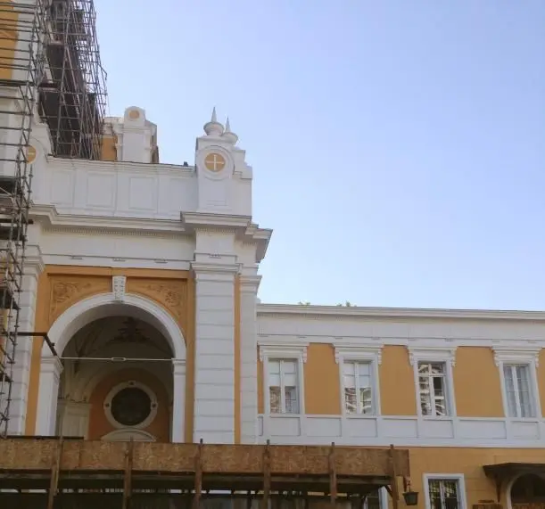 Iglesia neogótica en Santiago con torres y ornamentos restaurados