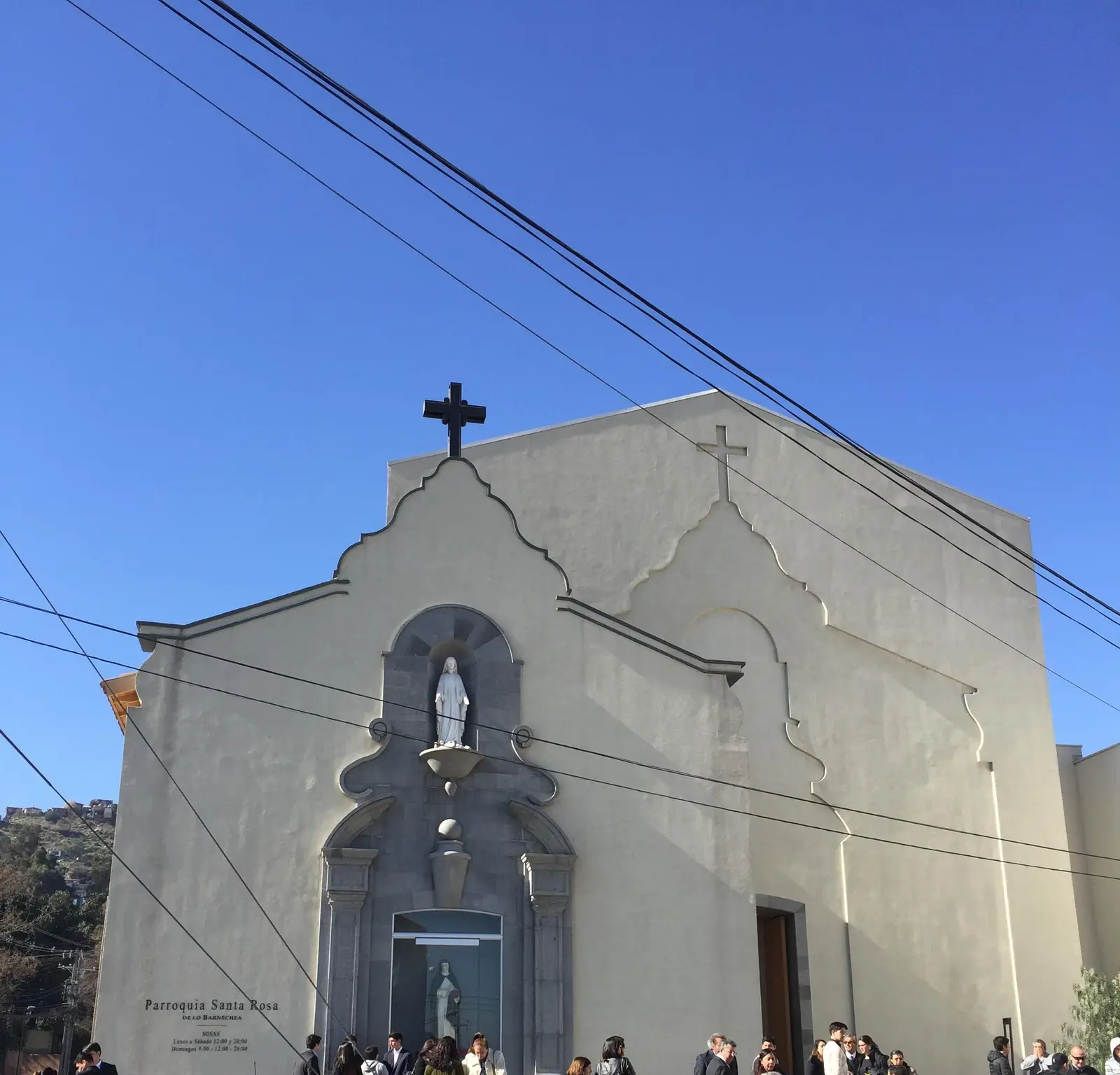 Fachada restaurada de la Parroquia Santa Rosa de Lo Barnechea