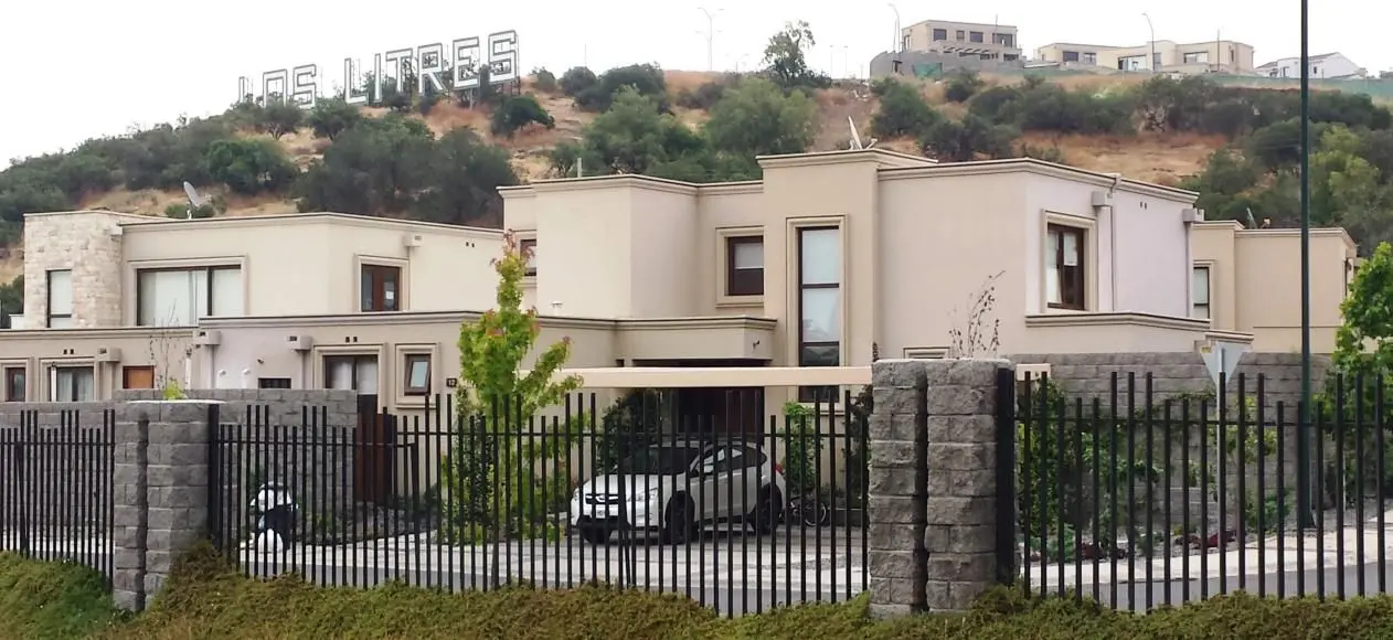 Condominio Los Litres, Santiago, con molduras de fachada