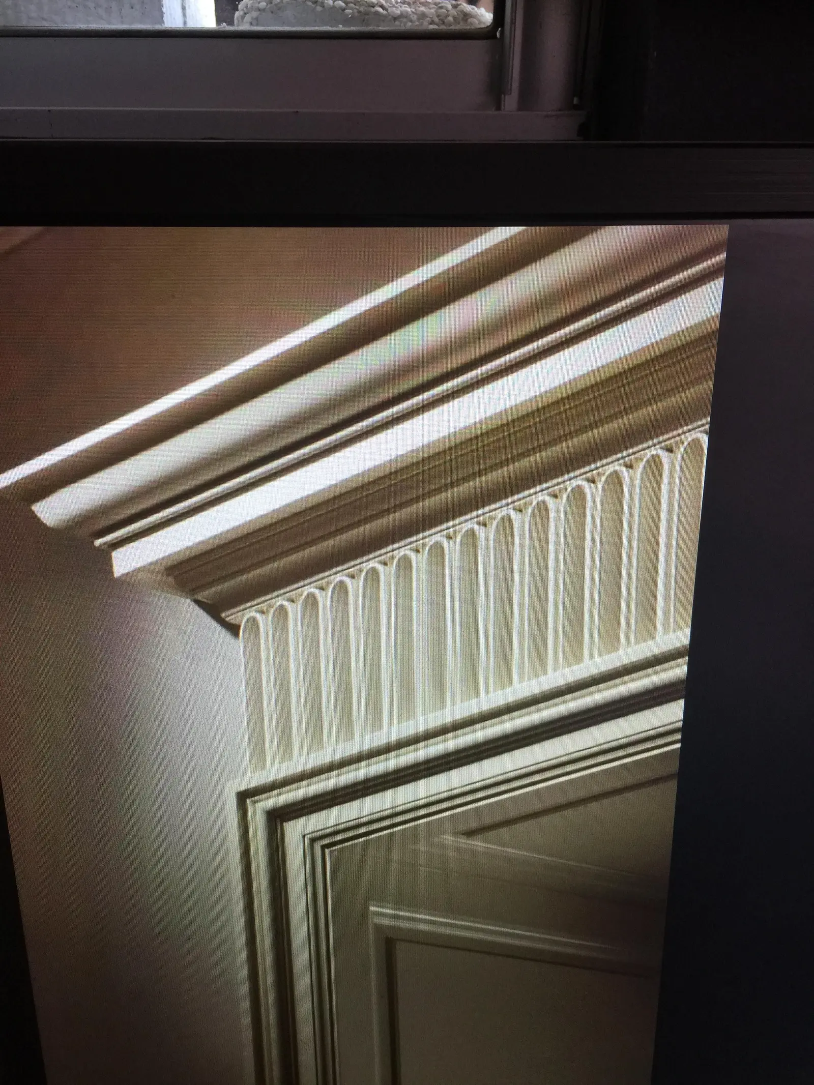 Detalle de marco de puerta con moldura estriada