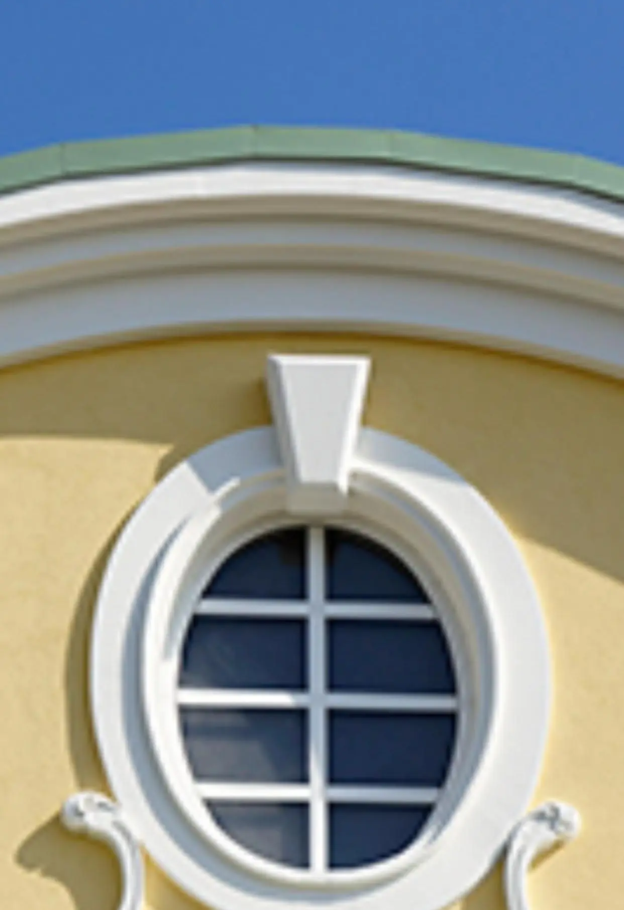 Marco de ventana oval con volutas fabricado por Arquipol