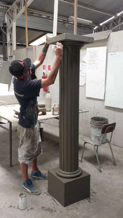 Pintura de una columna de poliestireno revestido en el taller