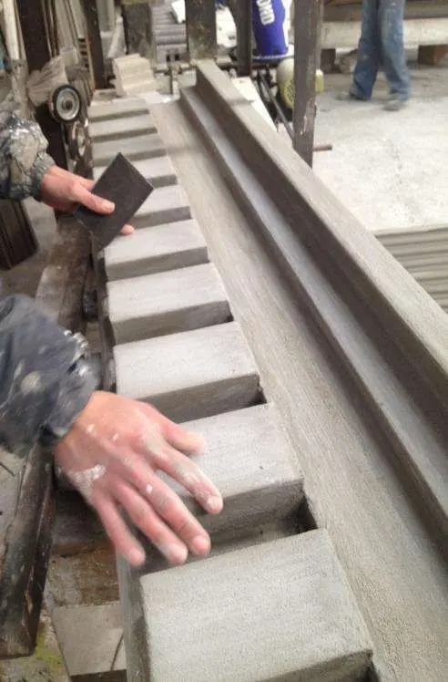 Terminación a mano de una moldura en la fábrica de Arquipol