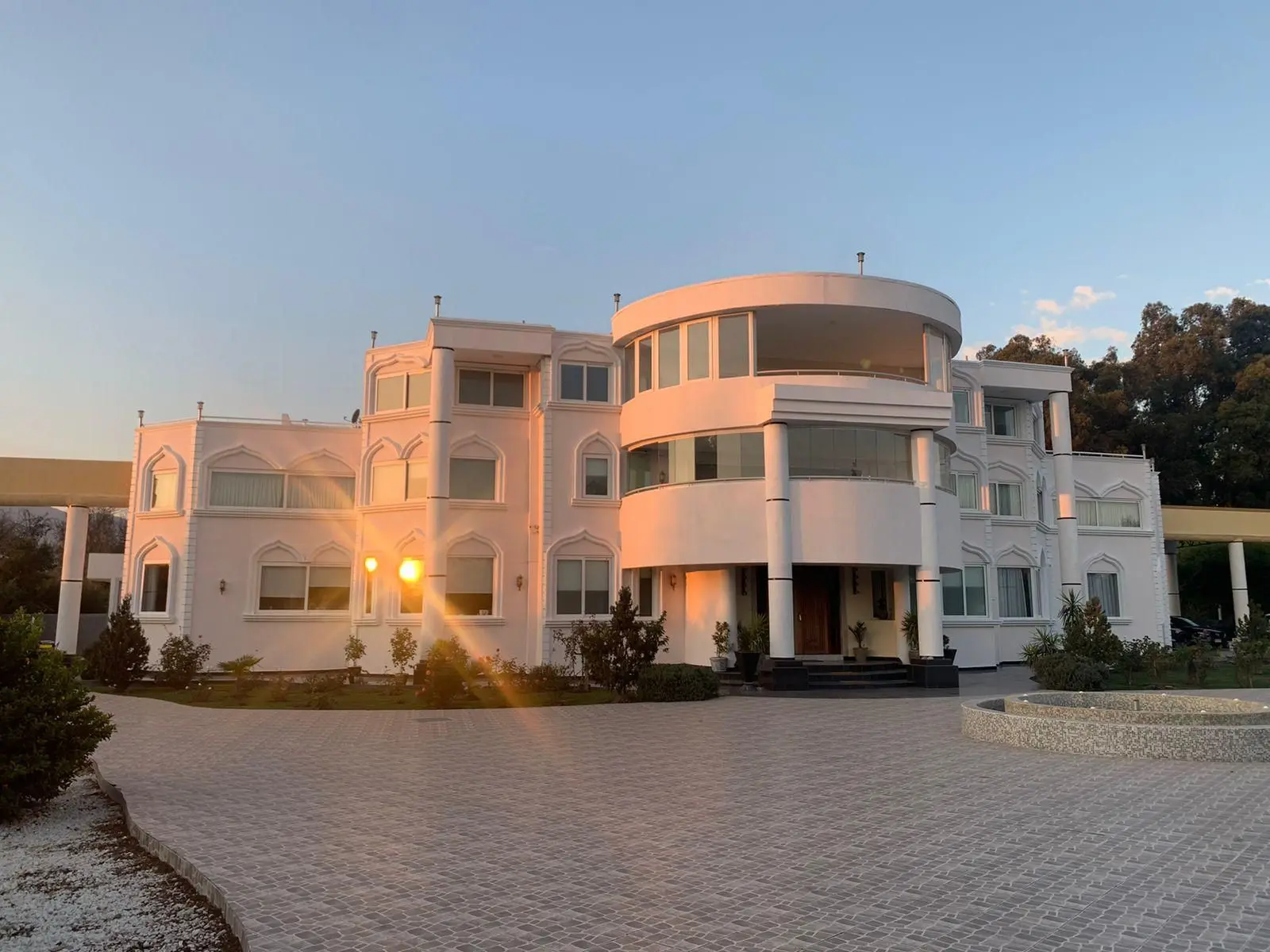 Residencia con cornisas curvas y pilastras al atardecer