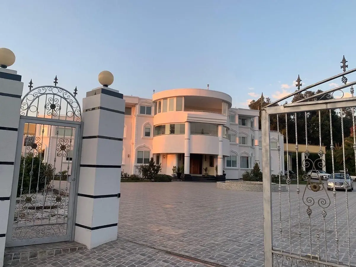 Acceso de residencia con pilares y cornisas curvas