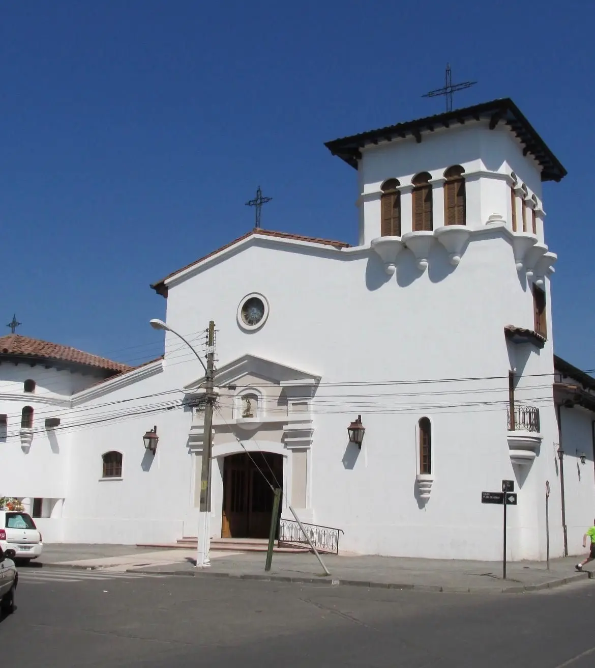 Iglesia de Santa Cruz: torres y balcones con molduras de Arquipol