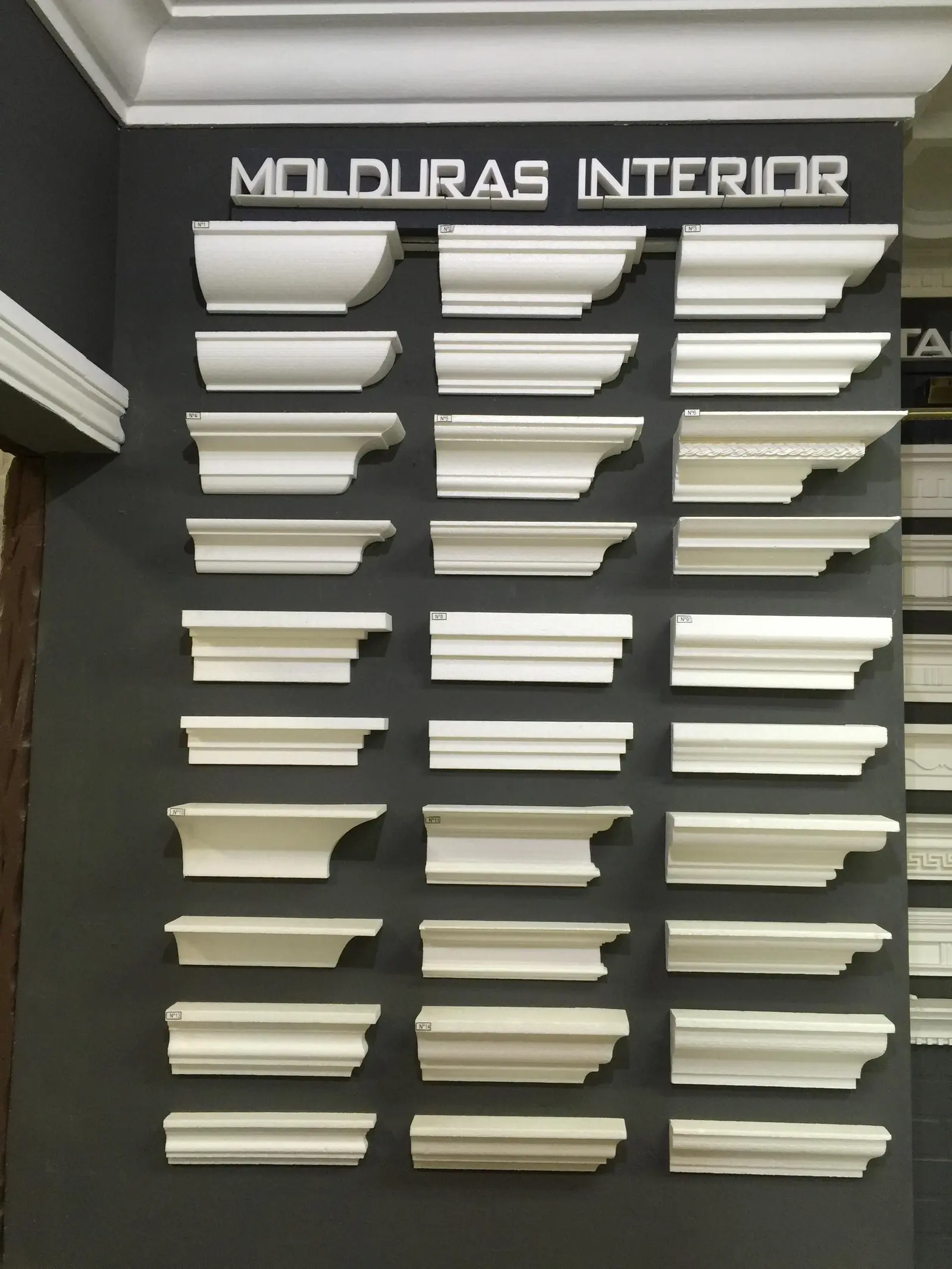 Muestrario de molduras interiores en la fábrica de Arquipol
