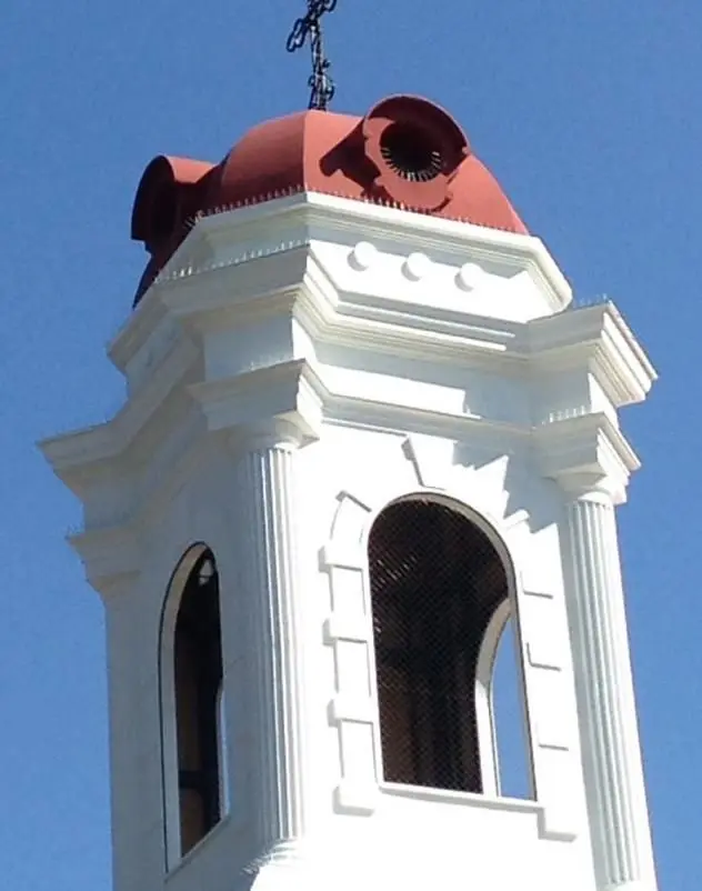 Torre campanario blanca con cúpula roja y ornamentos de Arquipol