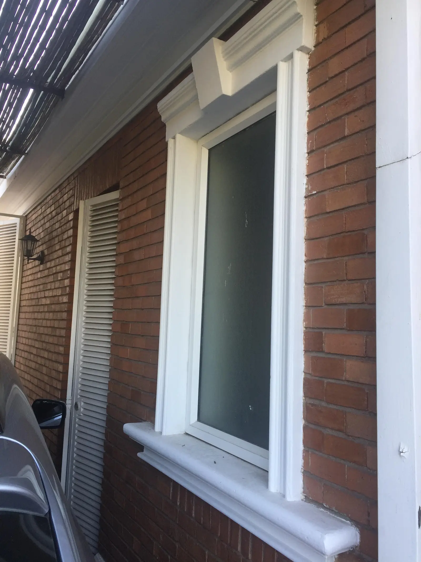 Marco y alféizar de ventana en fachada de ladrillo